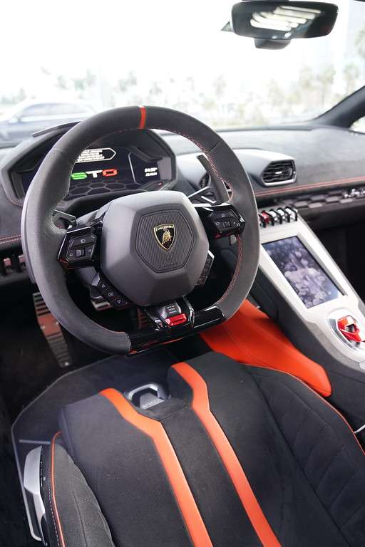 Lamborghini Huracan STO Rental in Miami thumbnail 6