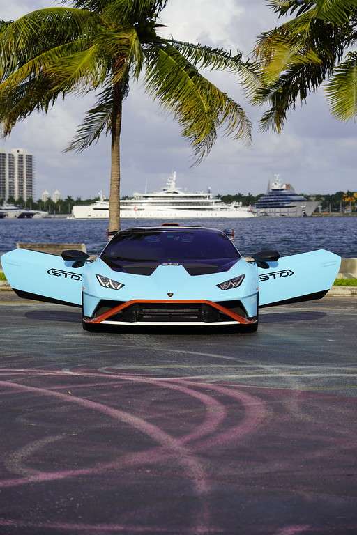 Lamborghini Huracan STO  Rental in Miami thumbnail 2