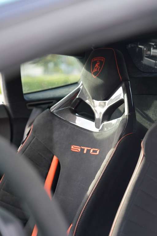 Lamborghini Huracan STO  Rental in Miami thumbnail 6