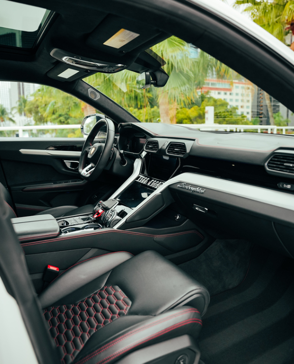 Lamborghini Urus Rental in Miami thumbnail 4