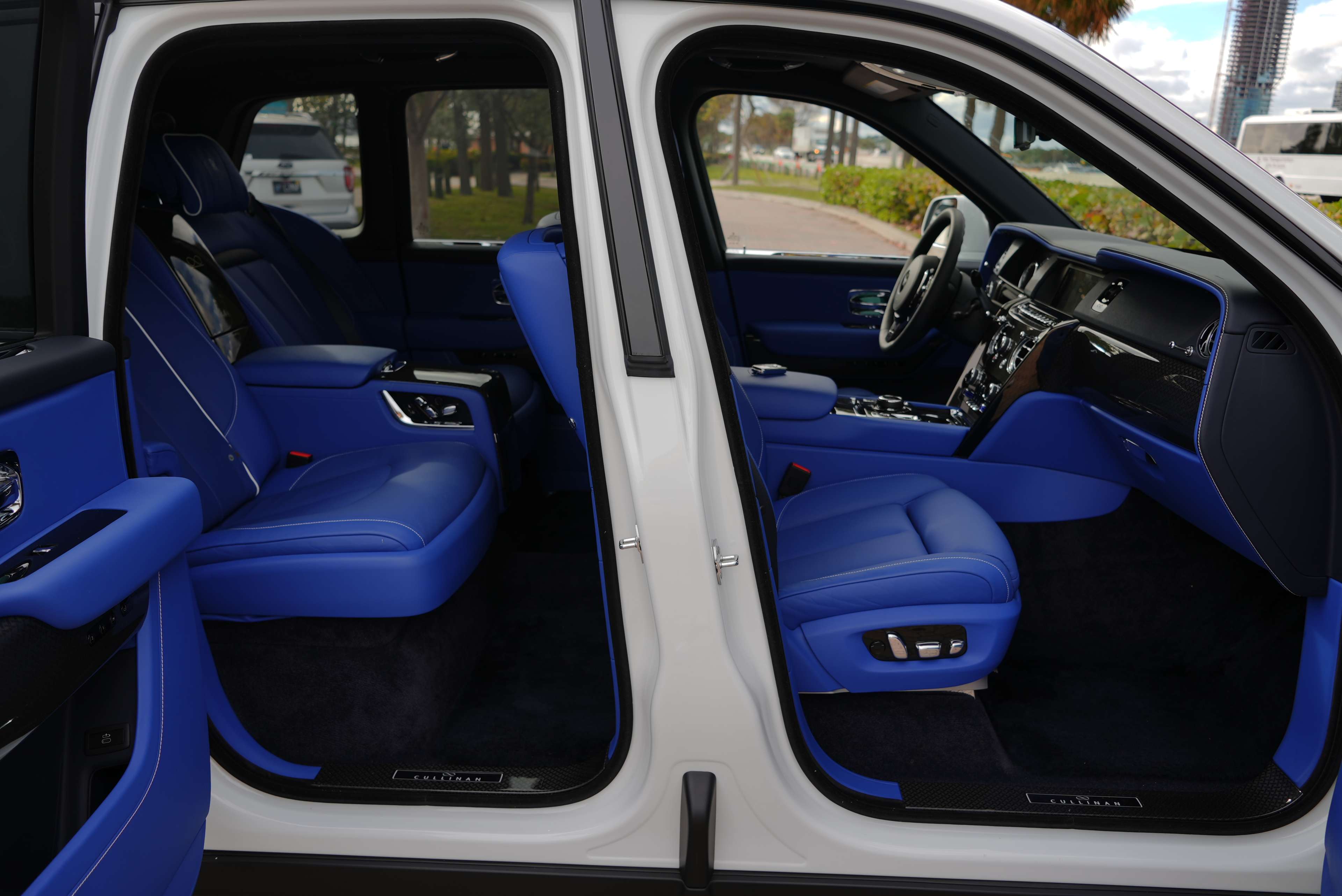 Rolls Royce Cullinan Rental in Miami thumbnail 7
