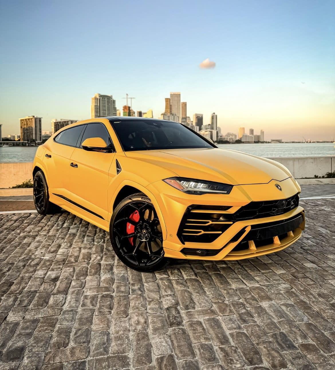 Lamborghini Urus (Yellow)